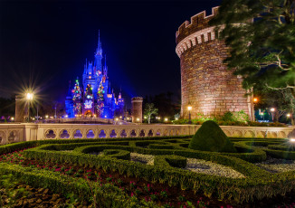 Картинка tokyo+disneyland`s+central+plaza города диснейленд башня замок площадь парк ночь