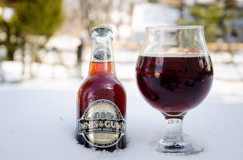 Картинка innis+and+gunn +rum+barrel+aged бренды бренды+напитков+ разное бокал бутылка напиток алкоголь