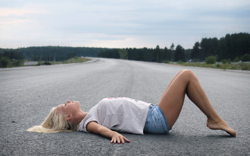 Картинка девушки -unsort+ блондинки дорога шорты футболка