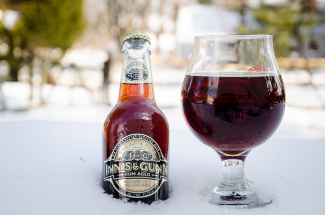 Обои картинки фото innis and gunn,  rum barrel aged, бренды, бренды напитков , разное, бокал, бутылка, напиток, алкоголь