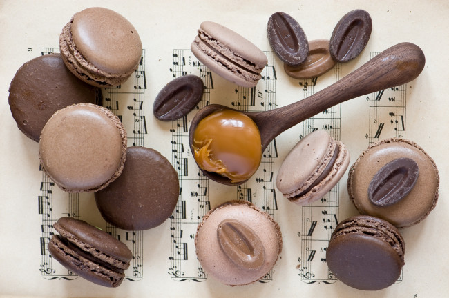 Обои картинки фото еда, - макаруны, ноты, карамель, макарун