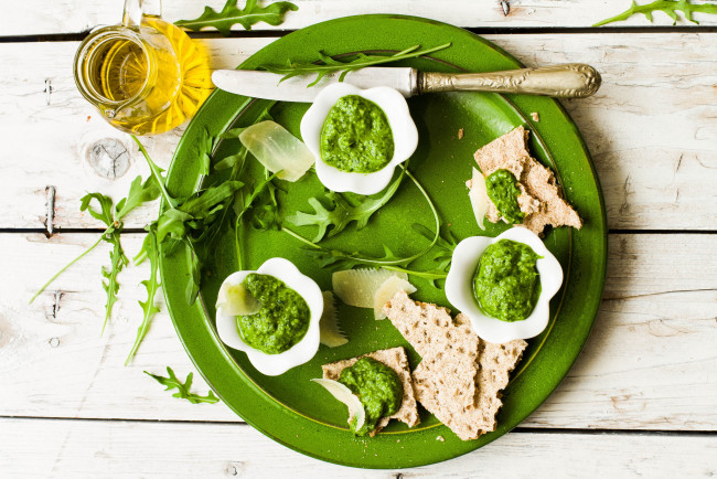 Обои картинки фото еда, разное, нож, зелень, хлебцы, масло, соус, фон