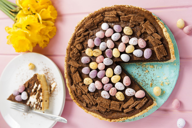 Обои картинки фото еда, торты, торт, орехи, нарциссы