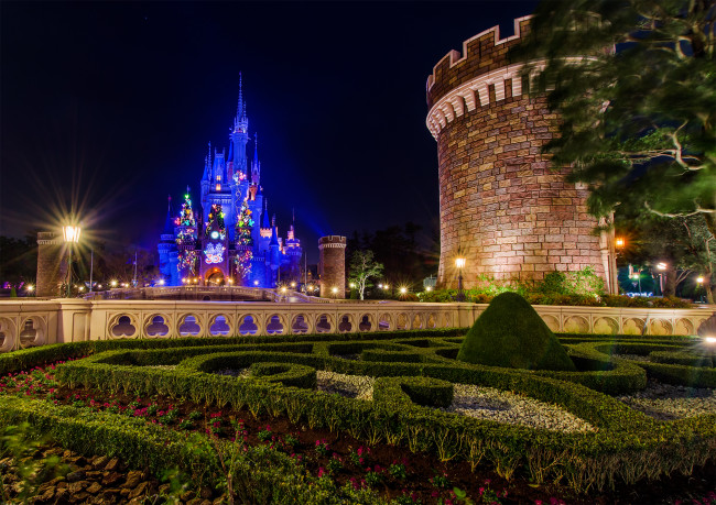 Обои картинки фото tokyo disneyland`s central plaza, города, диснейленд, башня, замок, площадь, парк, ночь