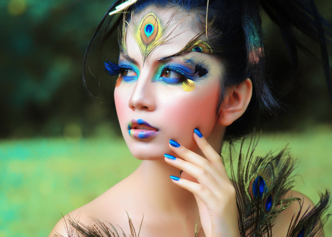 Обои картинки фото девушки, -unsort , лица,  портреты, девушка, прическа, лицо, глаза, ресницы, макияж, перья, павлина