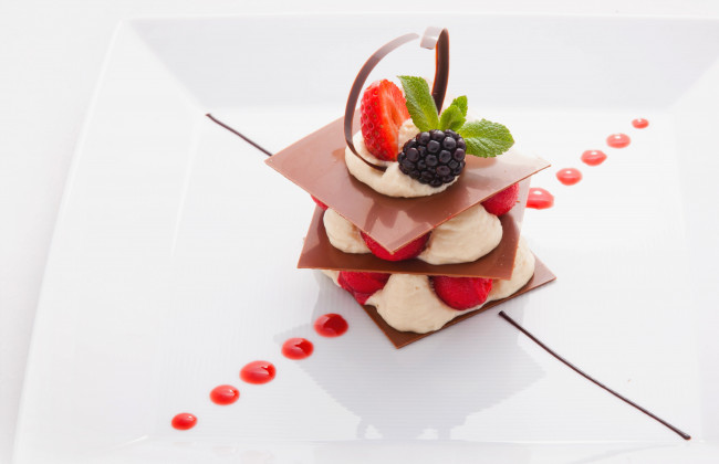 Обои картинки фото еда, мороженое,  десерты, мята, ежевика, шоколад, клубника