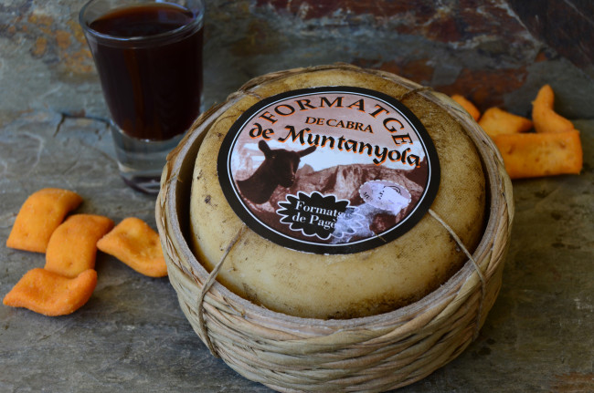 Обои картинки фото cabra muntanyola, еда, сырные изделия, сыр