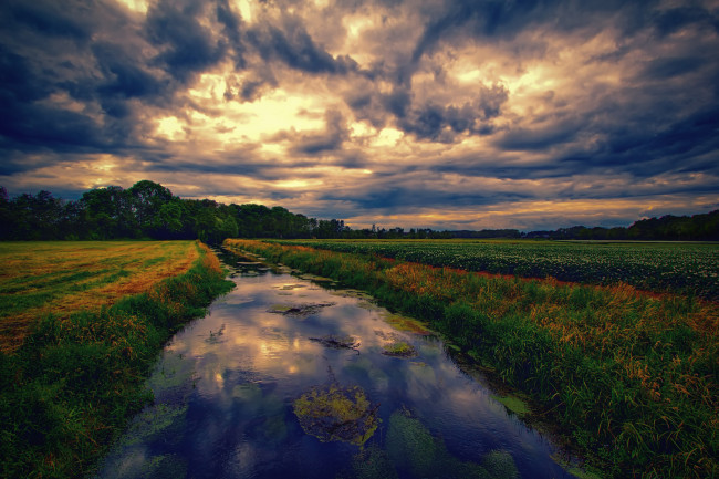 Обои картинки фото природа, реки, озера, поле, речка, тучи