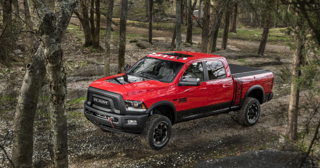 Обои картинки фото dodge ram 2015 concept, автомобили, dodge, 2015, ram, движение, лес, внедорожник, джип, concept, car, пересечённая, местность