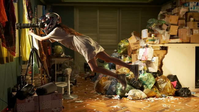 Обои картинки фото юмор и приколы, девушка, шлем, мусор, окно, подзорная, труба