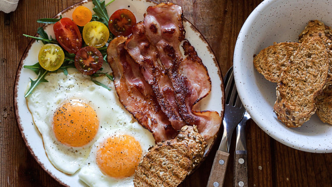 Обои картинки фото еда, вторые блюда, яичница, помидоры, завтрак, хлеб, вилка