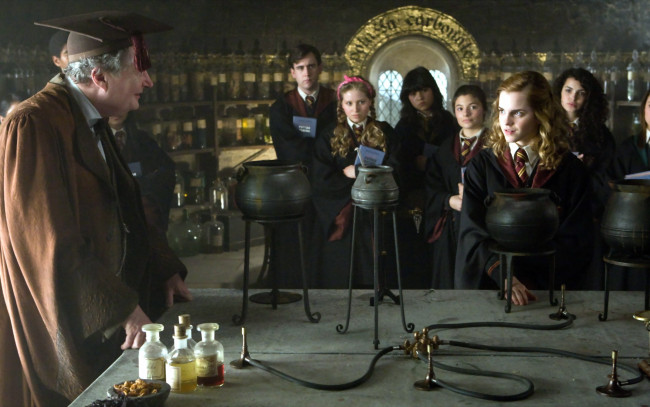 Обои картинки фото кино фильмы, harry potter and the half-blood prince, гораций, слизнорт, зельевар, урок, котлы, гермиона, грейнджер