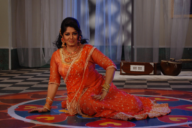 Обои картинки фото кино фильмы, devdas, женщина, сари, пол, украшения