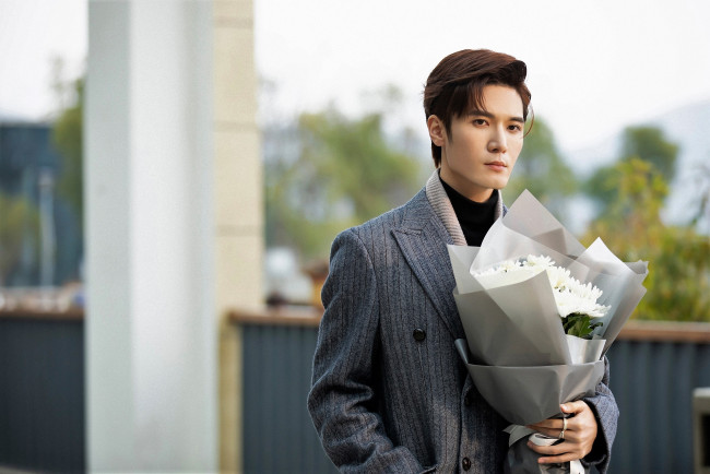 Обои картинки фото кино фильмы, i am the years,  you are the stars, мужчина, пальто, букет