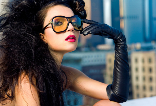 Обои картинки фото девушки, - лица,  портреты, перчатка, очки, брюнетка