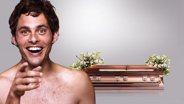 Картинка кино+фильмы death+at+a+funeral персонаж гроб цветы похороны