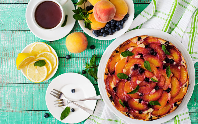 Обои картинки фото еда, пироги, чай, лимон, пирог, персики