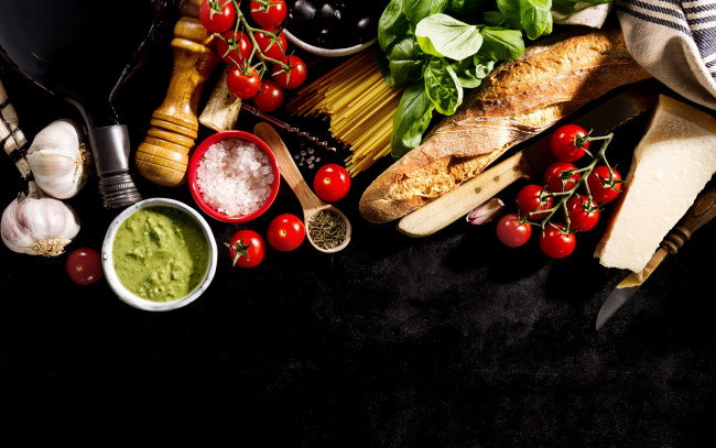 Обои картинки фото еда, разное, спагетти, сыр, базилик, маслины, помидоры, чеснок, соль