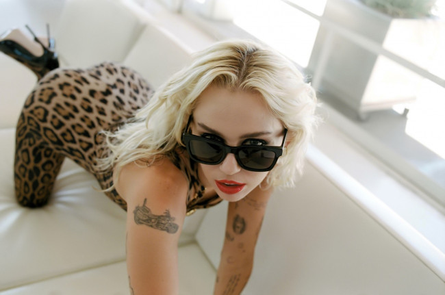 Обои картинки фото музыка, miley cyrus, блондинка, очки, наряд, тату
