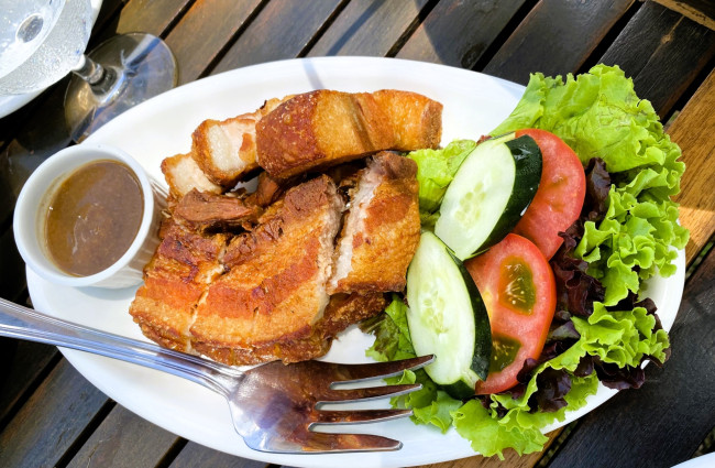 Обои картинки фото еда, мясные блюда, соус, свинина, овощи