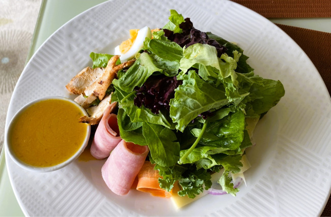 Обои картинки фото еда, салаты,  закуски, соус, салат, ветчина