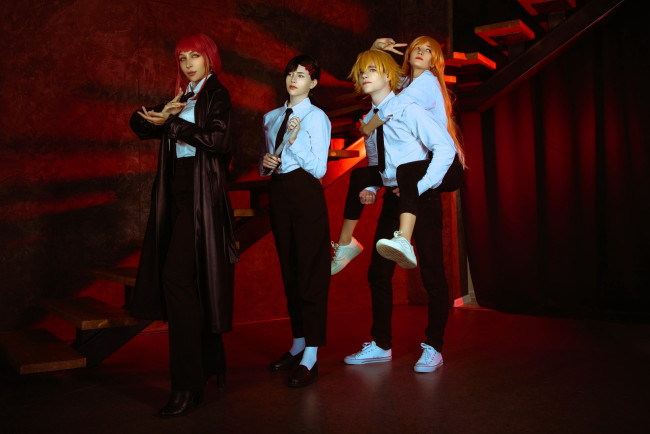 Обои картинки фото разное, люди, косплей, образы, персонажи, наряды, цепь, лестница