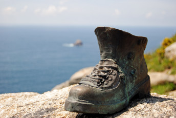 Картинка разное рельефы статуи музейные экспонаты ботинок