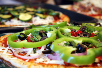 Картинка еда пицца перец лук маслины