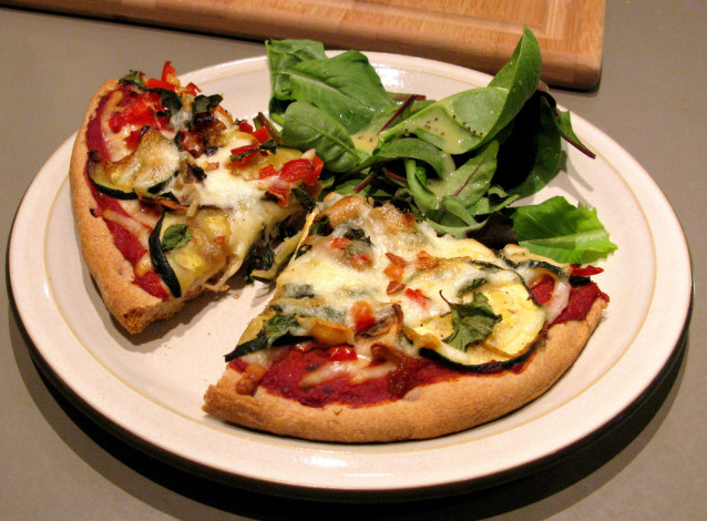 Обои картинки фото еда, пицца, куски, пиццы, салат, тарелка