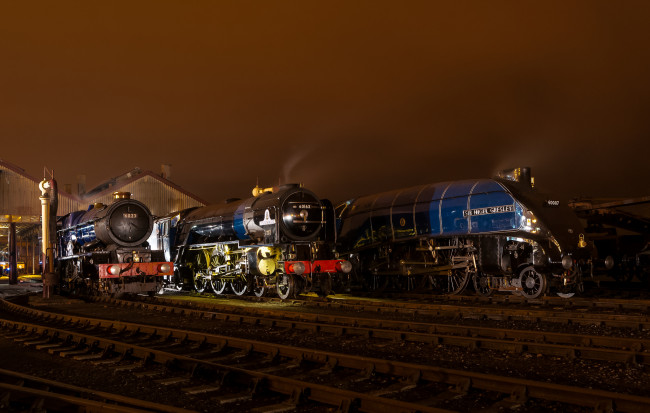 Обои картинки фото техника, паровозы, депо, ночь