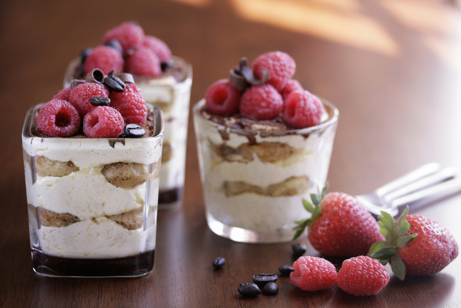 Обои картинки фото еда, мороженое,  десерты, десерт, тирамису, кофейные, зёрна, клубника, малина, ягоды