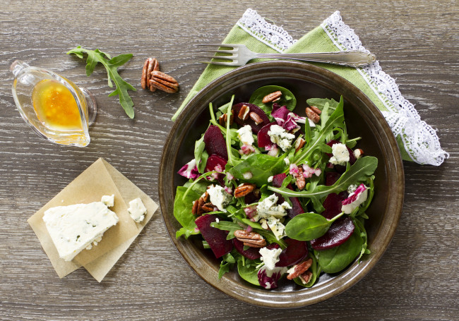 Обои картинки фото еда, салаты,  закуски, пекан, сыр, салат, соус