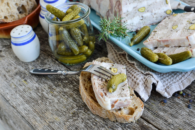 Обои картинки фото еда, бутерброды,  гамбургеры,  канапе, маринованный, сало, огурцы, корнишоны, закуска