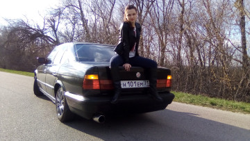 Картинка автомобили -авто+с+девушками bmw 5 series 520i