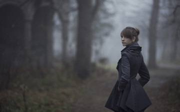 Картинка девушки -+брюнетки +шатенки шатенка плащ туман парк