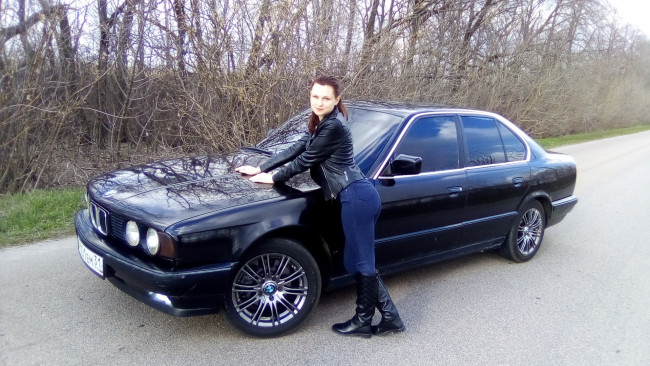 Обои картинки фото автомобили, -авто с девушками, bmw, 5, series, 520i