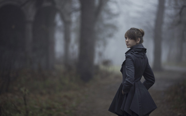 Обои картинки фото девушки, - брюнетки,  шатенки, шатенка, плащ, туман, парк