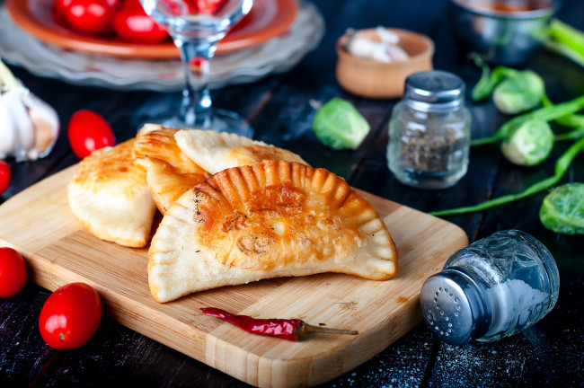 Обои картинки фото еда, разное, чебуреки, перец, соль, помидоры