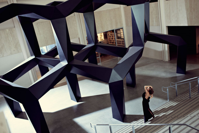 Обои картинки фото девушки, karlie kloss, karlie, kloss, платье, лестница, конструкция