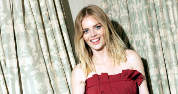 Картинка девушки samara+weaving блондинка лицо платье шторы