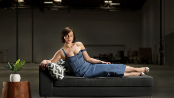 обоя девушки, emilia clarke, декольте, платье, поза