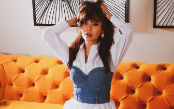 Картинка девушки esha+gupta жест