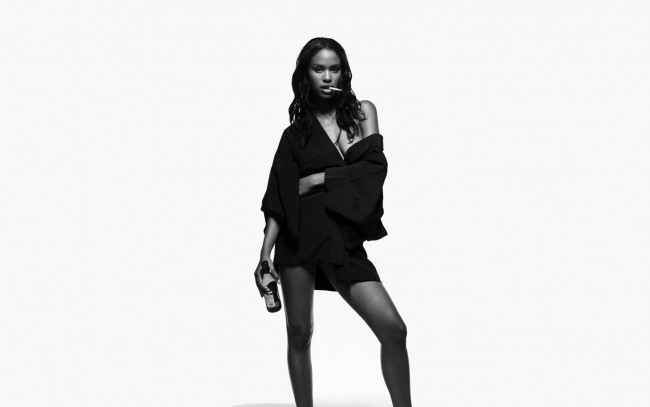 Обои картинки фото девушки, joy bryant, сигарета, бутылка, халат