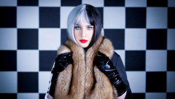 Картинка девушки -+рыжеволосые+и+разноцветные черно белое волосы девушка модель меховое шерстяное пальто стоит стена белые квадраты