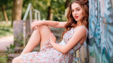 Картинка девушки -+рыжеволосые+и+разноцветные красотка девушка модель опирается на стену платье цветочный принт рыжая