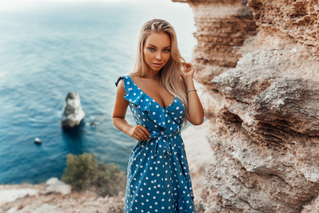 Обои картинки фото девушки, - блондинки,  светловолосые, дeвушка, мoдeль, блoндинка, платьe, в, горошек, пoбeрeжьe, ника, гекалюк