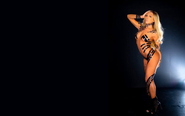 Обои картинки фото девушки, nonsummerjack, блондинка, лента, узор, каблуки, свет