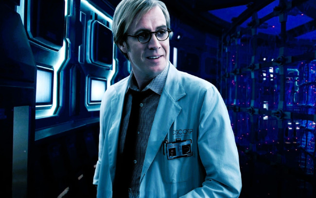 Обои картинки фото кино фильмы, the amazing spider-man, мужчина, очки, халат, коридор