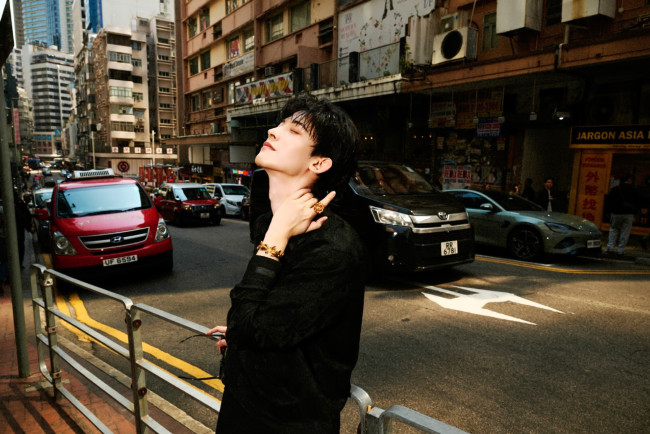 Обои картинки фото chang hua sen, мужчины, парень, украшения, город, улица, машины