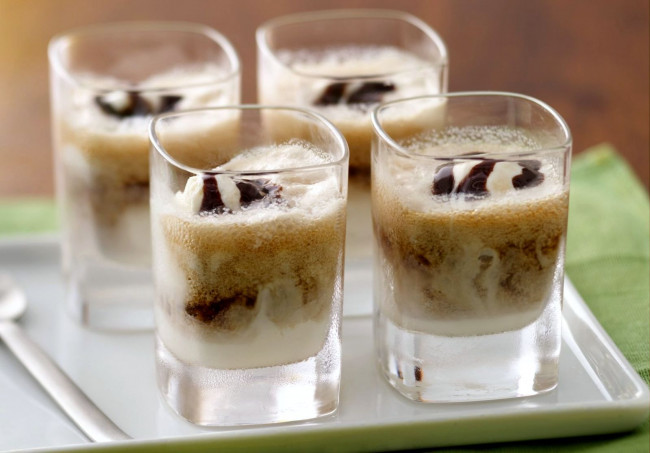 Обои картинки фото еда, мороженое, десерты, стаканчики, ликер